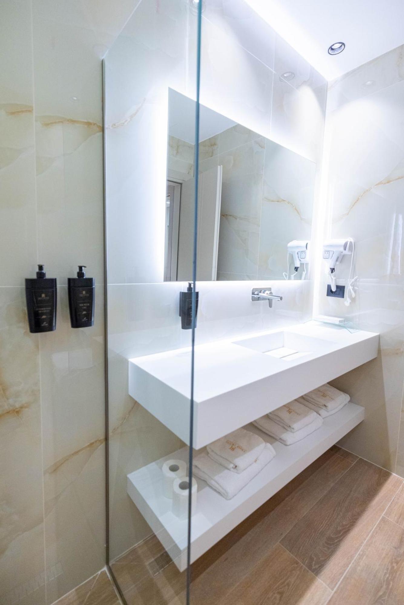 Radhimë Tris3 Hotel מראה חיצוני תמונה