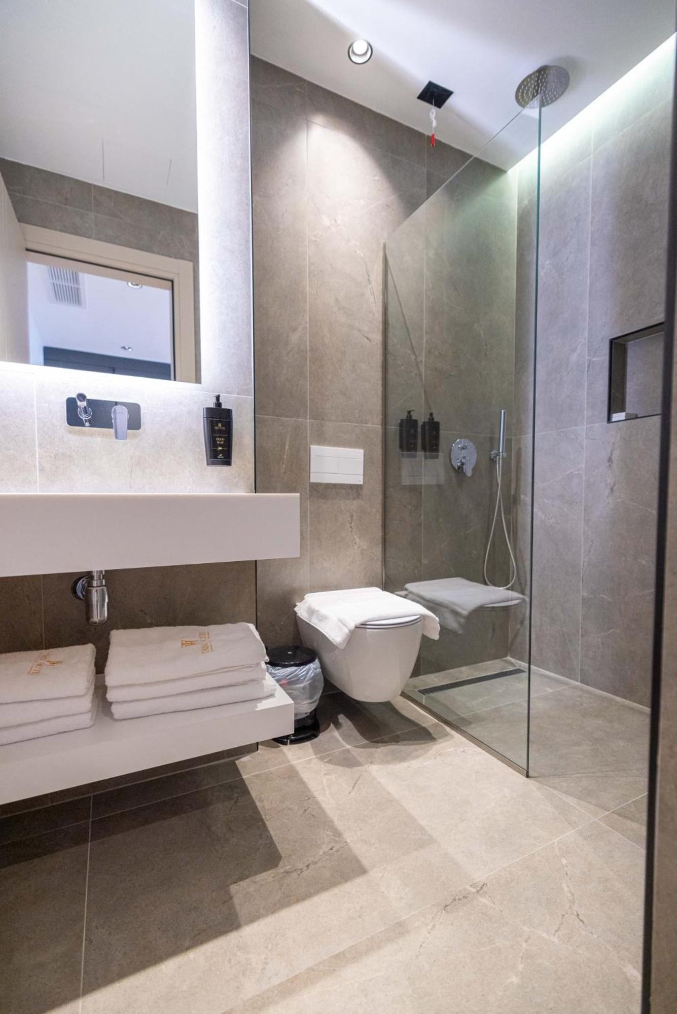 Radhimë Tris3 Hotel מראה חיצוני תמונה